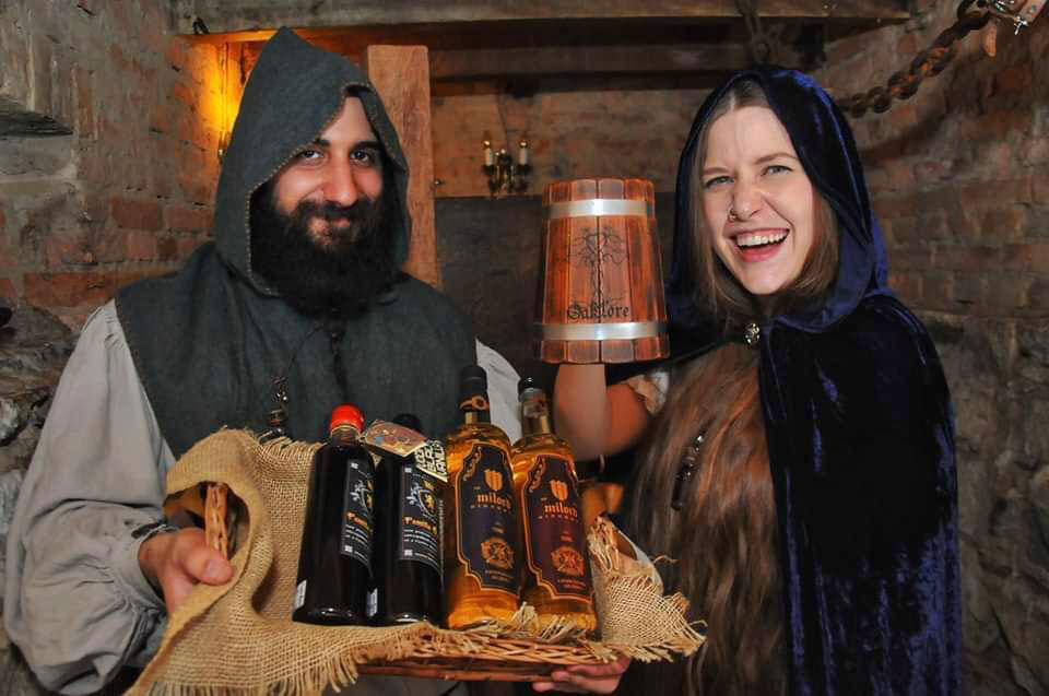 Aruan Siqueira e Aline Polisello com a premiação do sorteio | Oaklore | banda folk medieval renascentista paulista